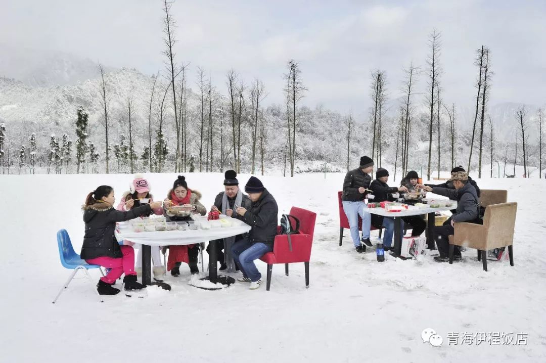 我们一起去踩雪吧,让我们一起去享受雪地漫步吧