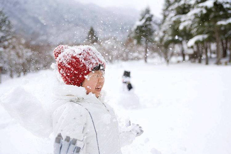 下雪还是一群人最好玩,雪中狂欢更添趣味